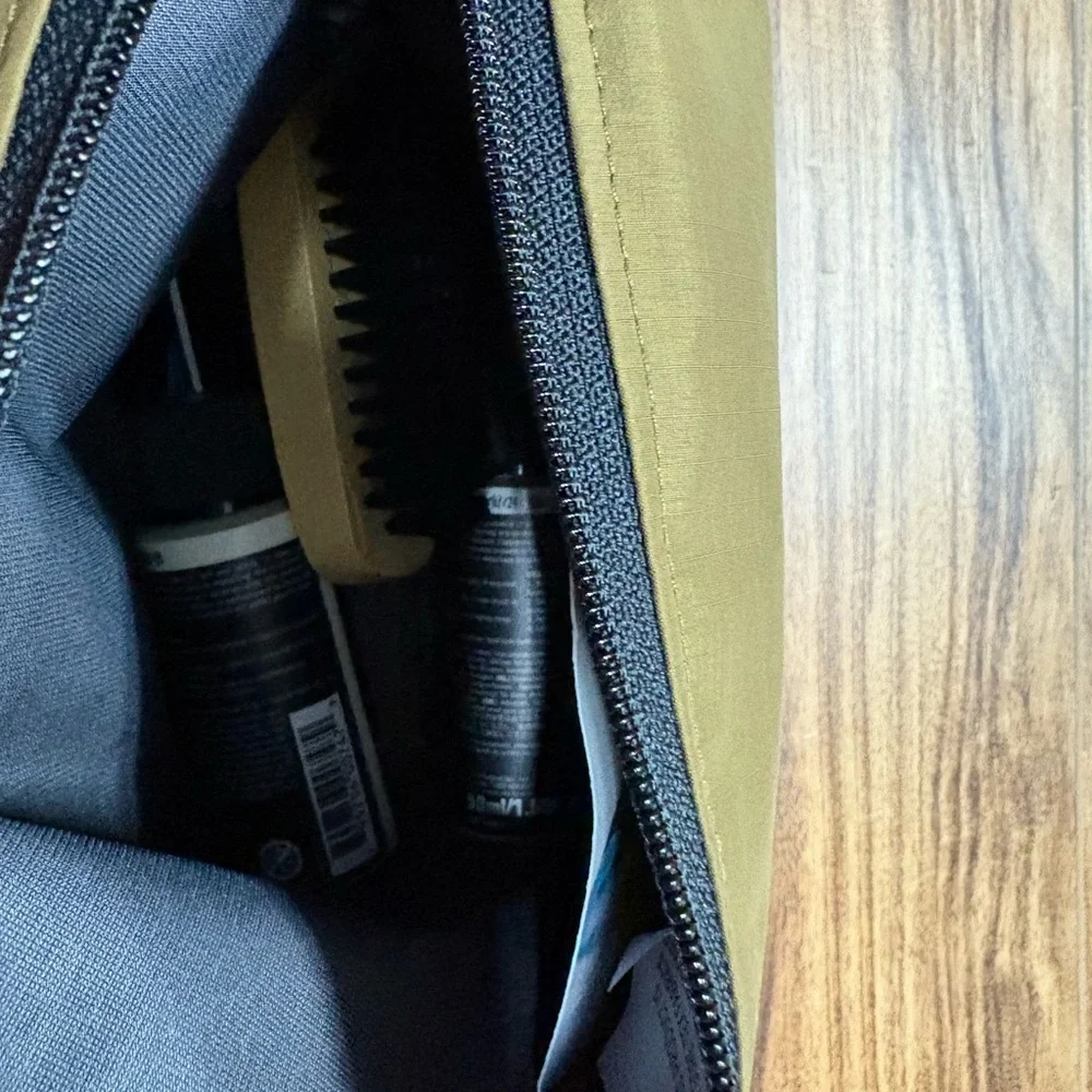 Gore-tex zipper pouch with footwear care kit, including brush, new - Picture 7 of 8